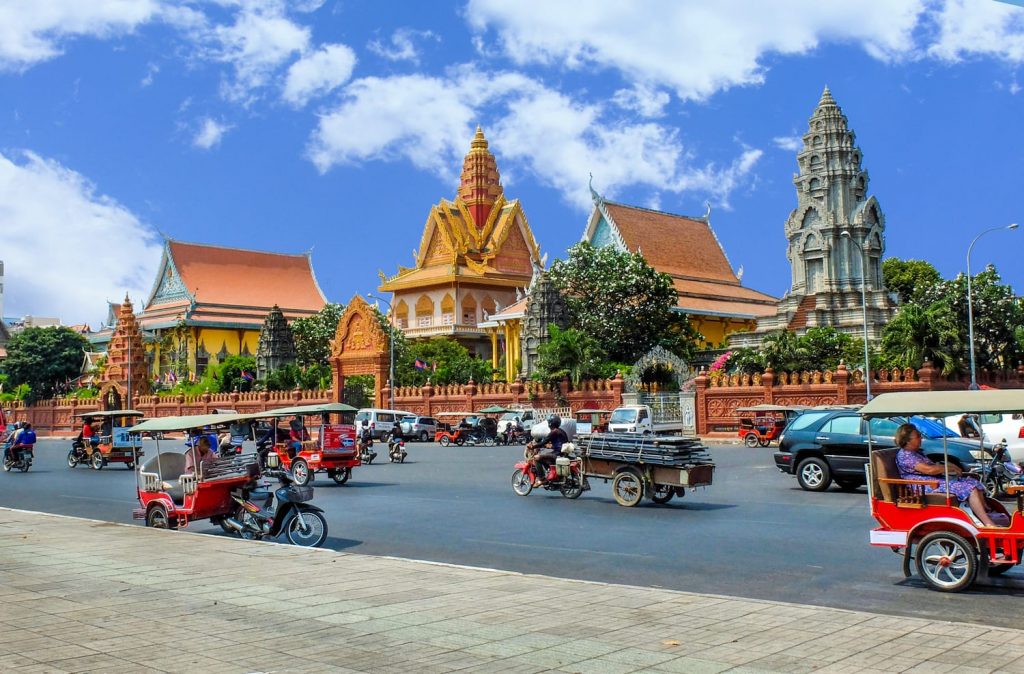 traffic-phnom-penh-cambodia-shutterstock_653520022-1024x674 - PinterPoin
