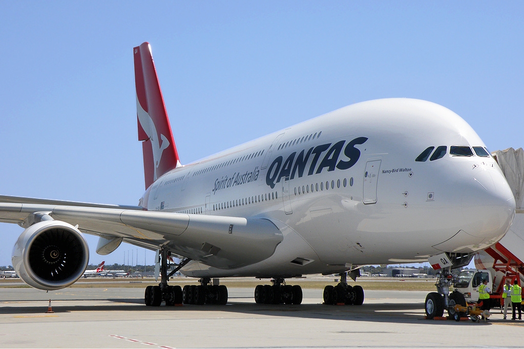 Pilot Qantas Menjadi Supir Bus | PinterPoin
