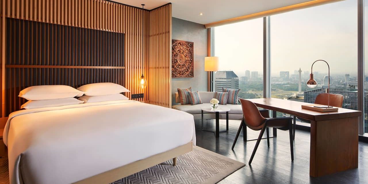 dalam ruangan, mebel, adegan, dinding, desain interior, kamar, seprai, Linen, Seprai, kamar tidur, Rangka tempat tidur, matras, bantal, tempat tidur, Selimut penutup, Suite, lantai, Nightstand, Hotel butik, Perawatan jendela, tirai, Kap lampu, penutup jendela, selimut, meja, jendela, hotel